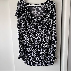 Graphic black-and-white print shell sleeveless shirt with cowl neck